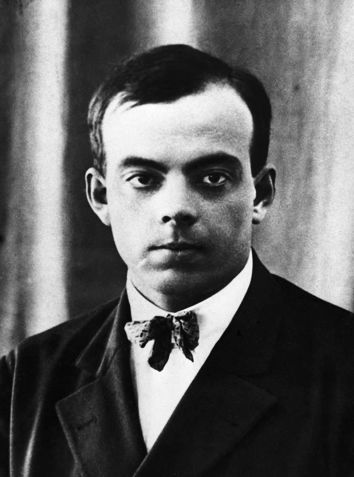 Ritratto fotografico di Antoine de Saint-Exupéry in divisa, datato 1920