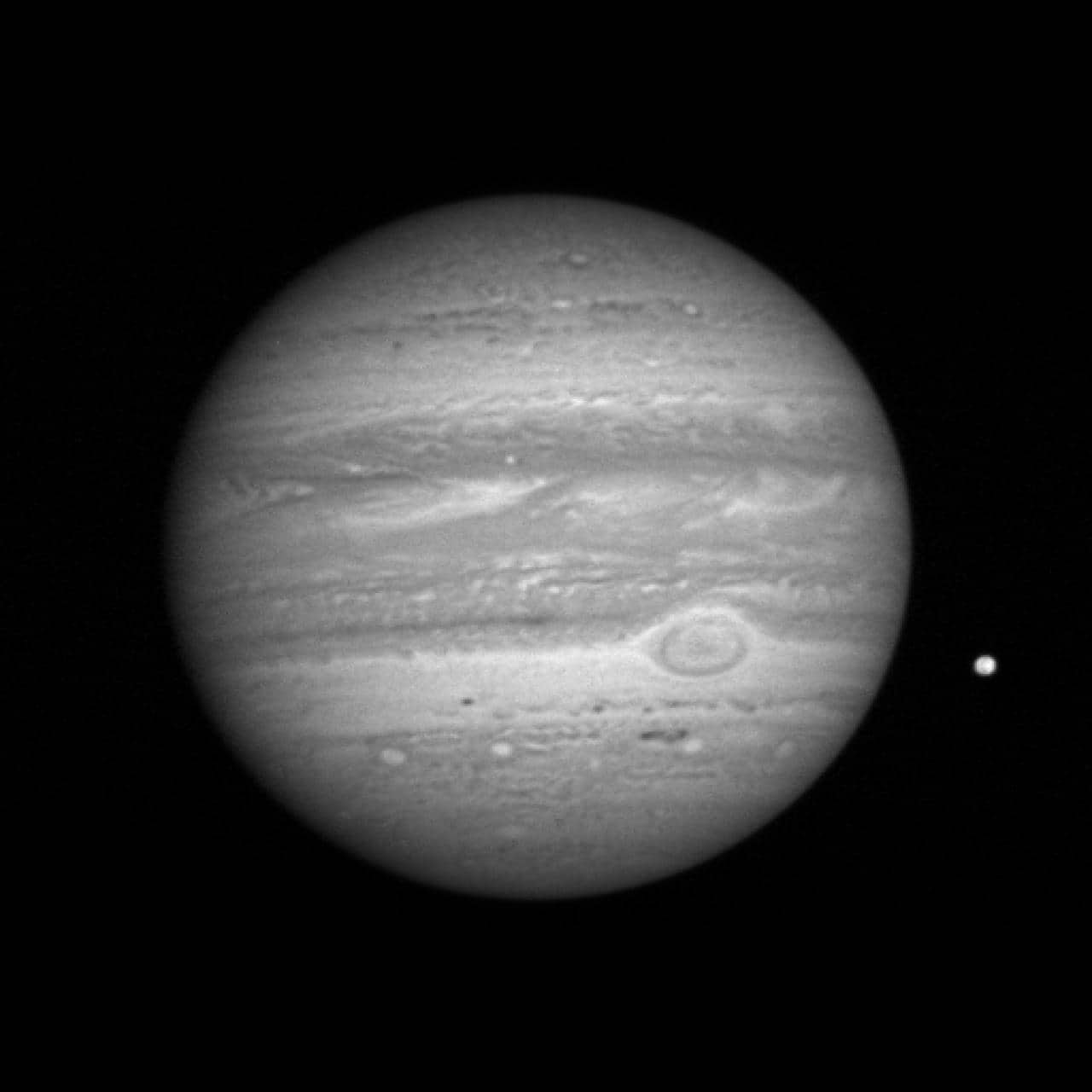 Il pianeta Giove e la sua luna vulcanica Io ripresi da una sonda spaziale