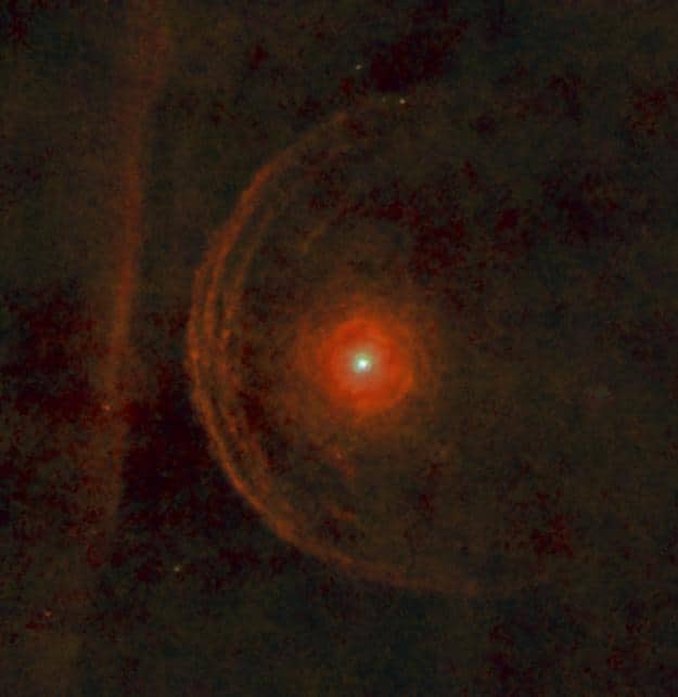 Betelgeuse e il suo ambiente circumstellare ripresi nell'infrarosso