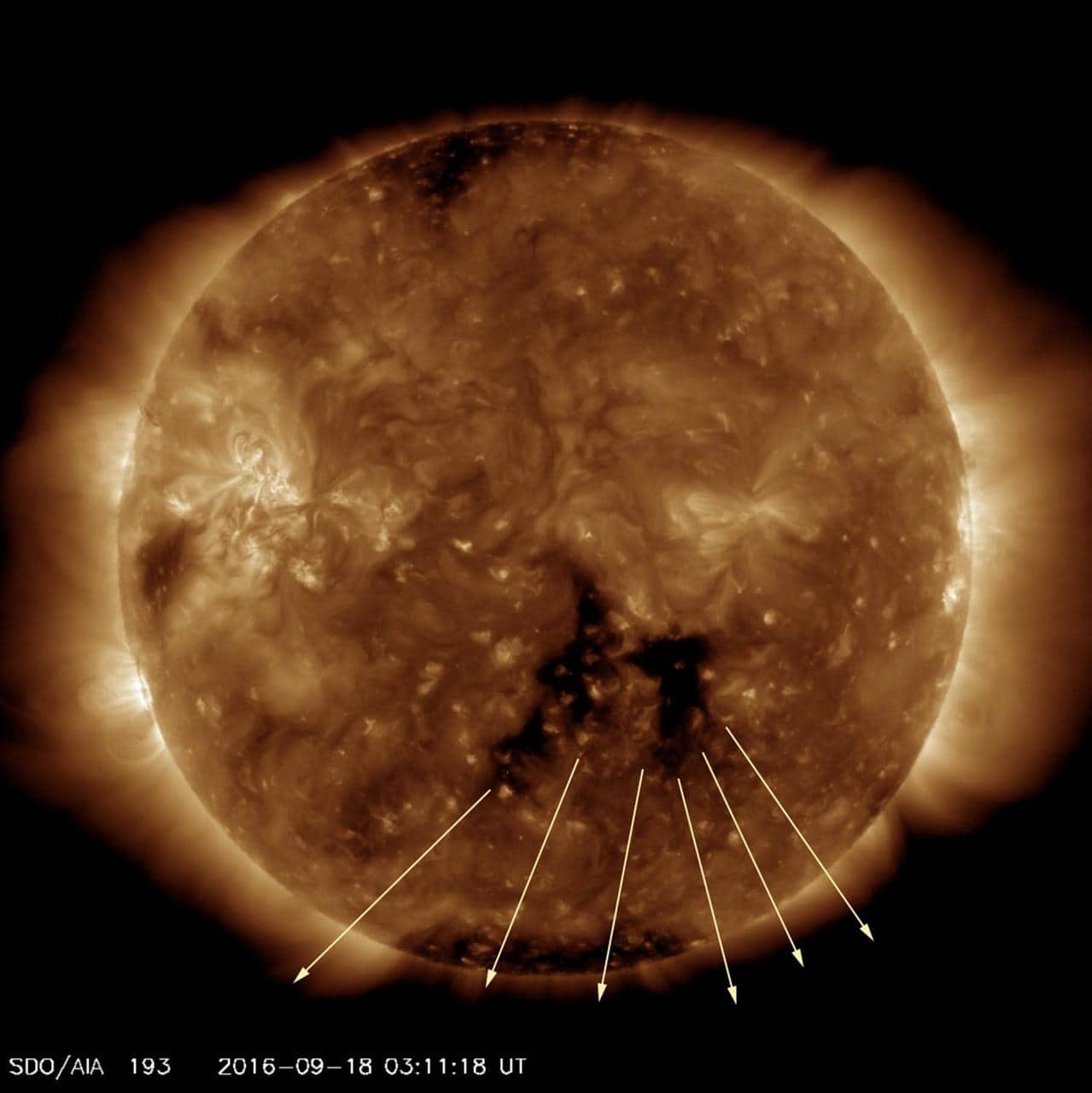 Immagine ultravioletta del Sole con un'estesa regione scura, un buco coronale, ripresa dalla NASA