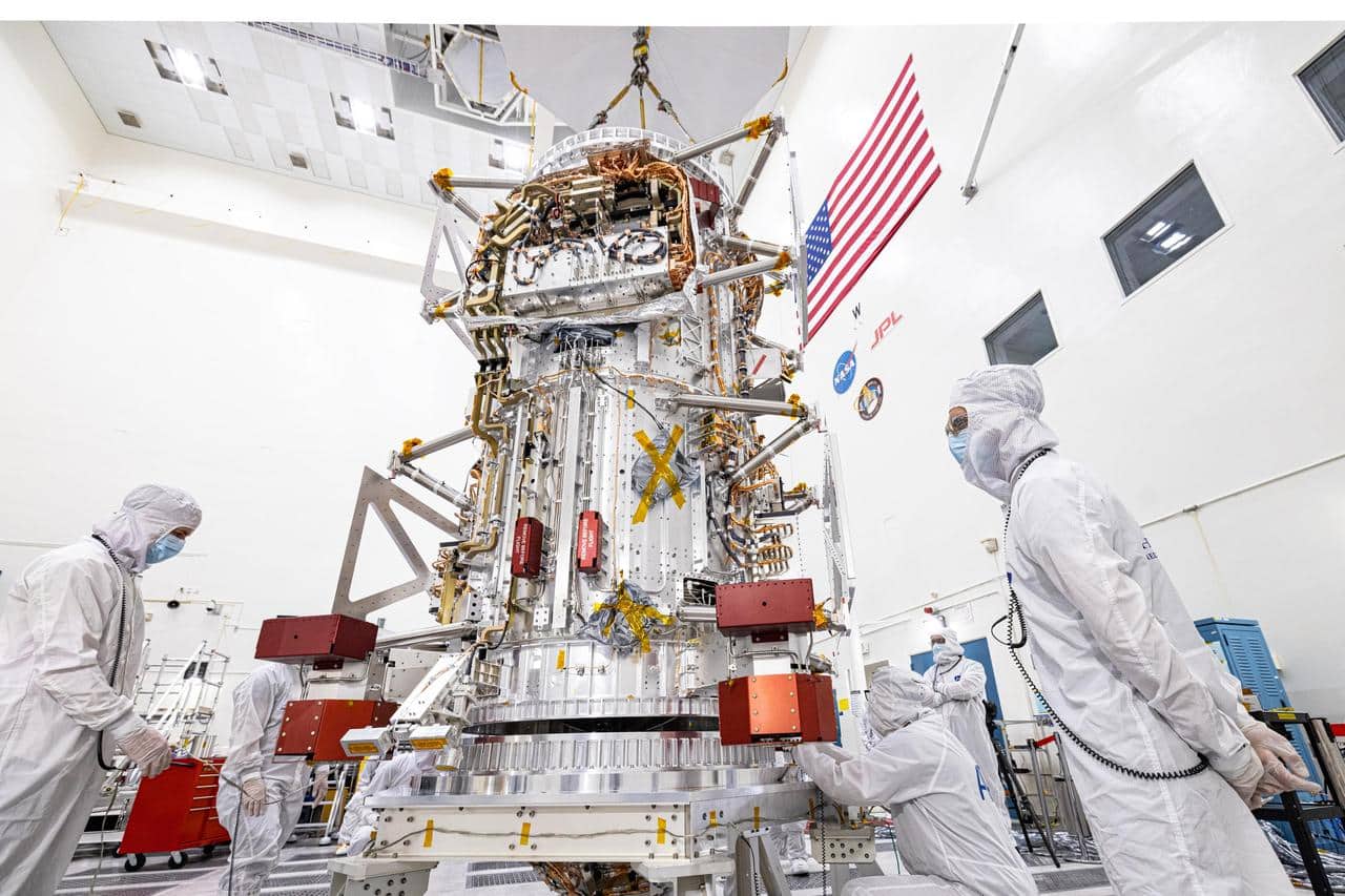 Concetto artistico della sonda Europa Clipper della NASA con i grandi pannelli solari dispiegati vicino a Giove