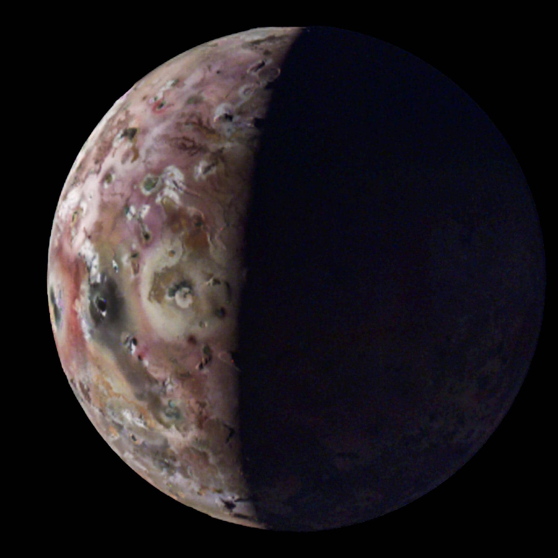 La regione del polo sud di Io ripresa dalla sonda Juno della NASA