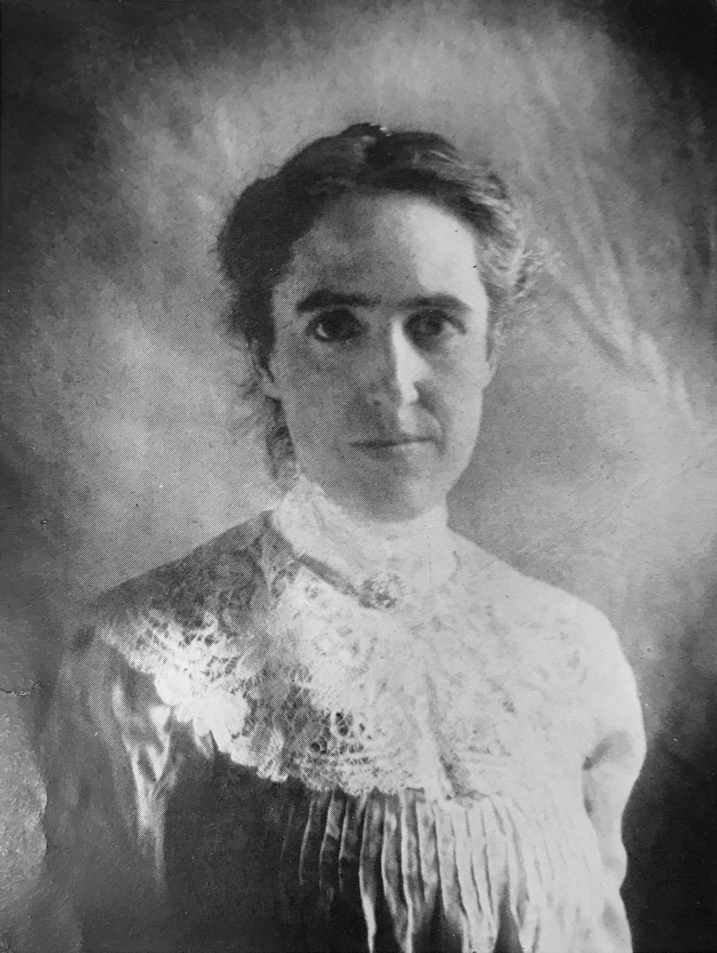 Ritratto fotografico in bianco e nero di Henrietta Swan Leavitt all'Harvard College Observatory