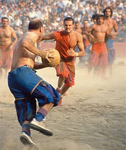 Calcianti in azione durante il Calcio Storico Fiorentino in Piazza Santa Croce