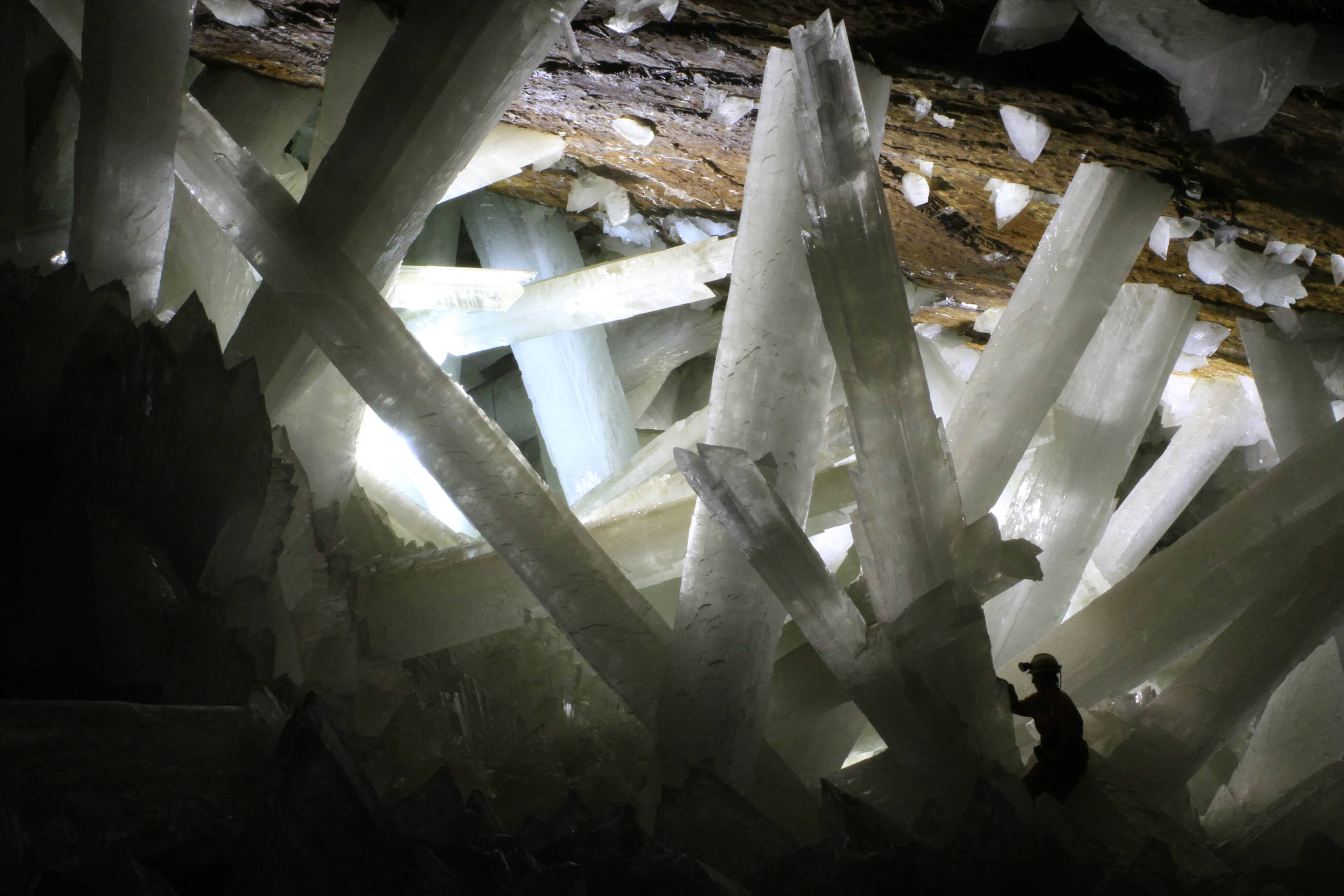 Vista interna della Grotta dei Cristalli di Naica, in Messico, con le enormi travi di selenite