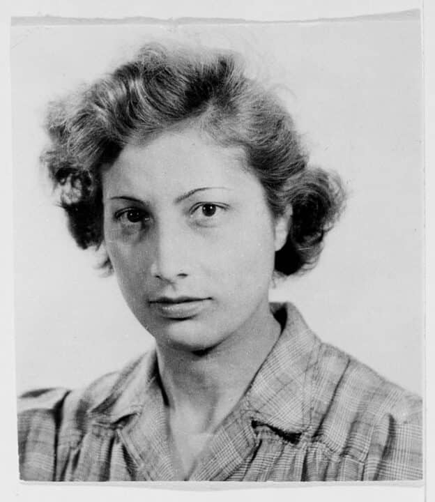 Fotografia storica in bianco e nero di Noor Inayat Khan, agente del SOE e radiotelegrafista nella Francia occupata