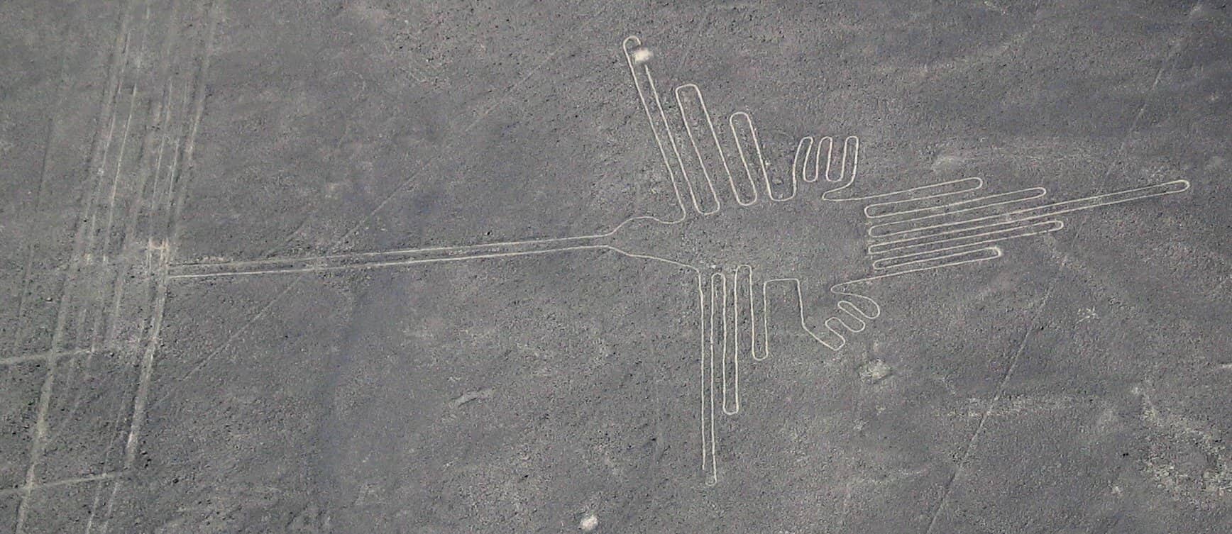 Il geoglifo del colibrì di Nazca visto dall'alto nel deserto peruviano
