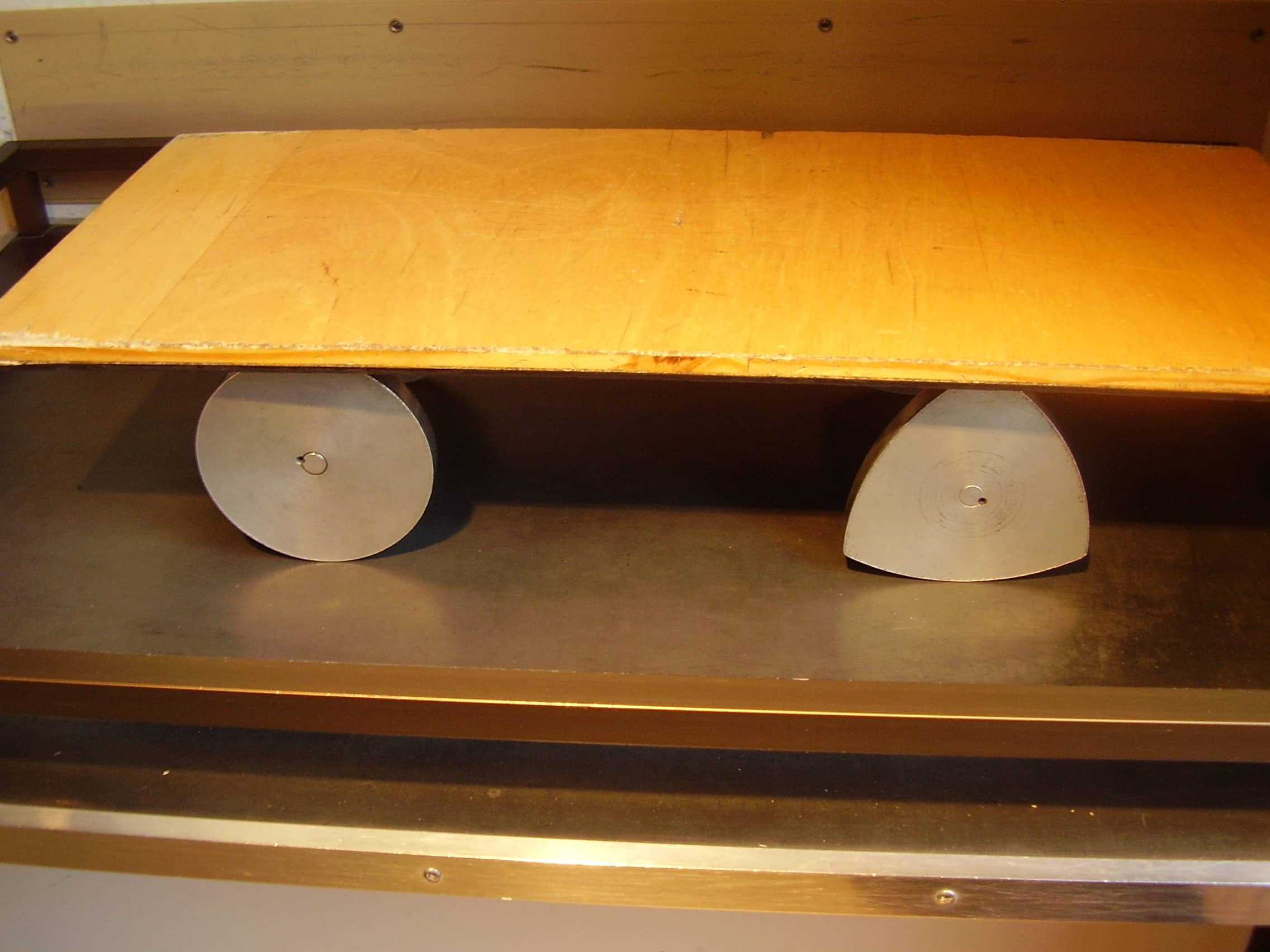 Modello fisico di un triangolo di Reuleaux, figura geometrica a larghezza costante