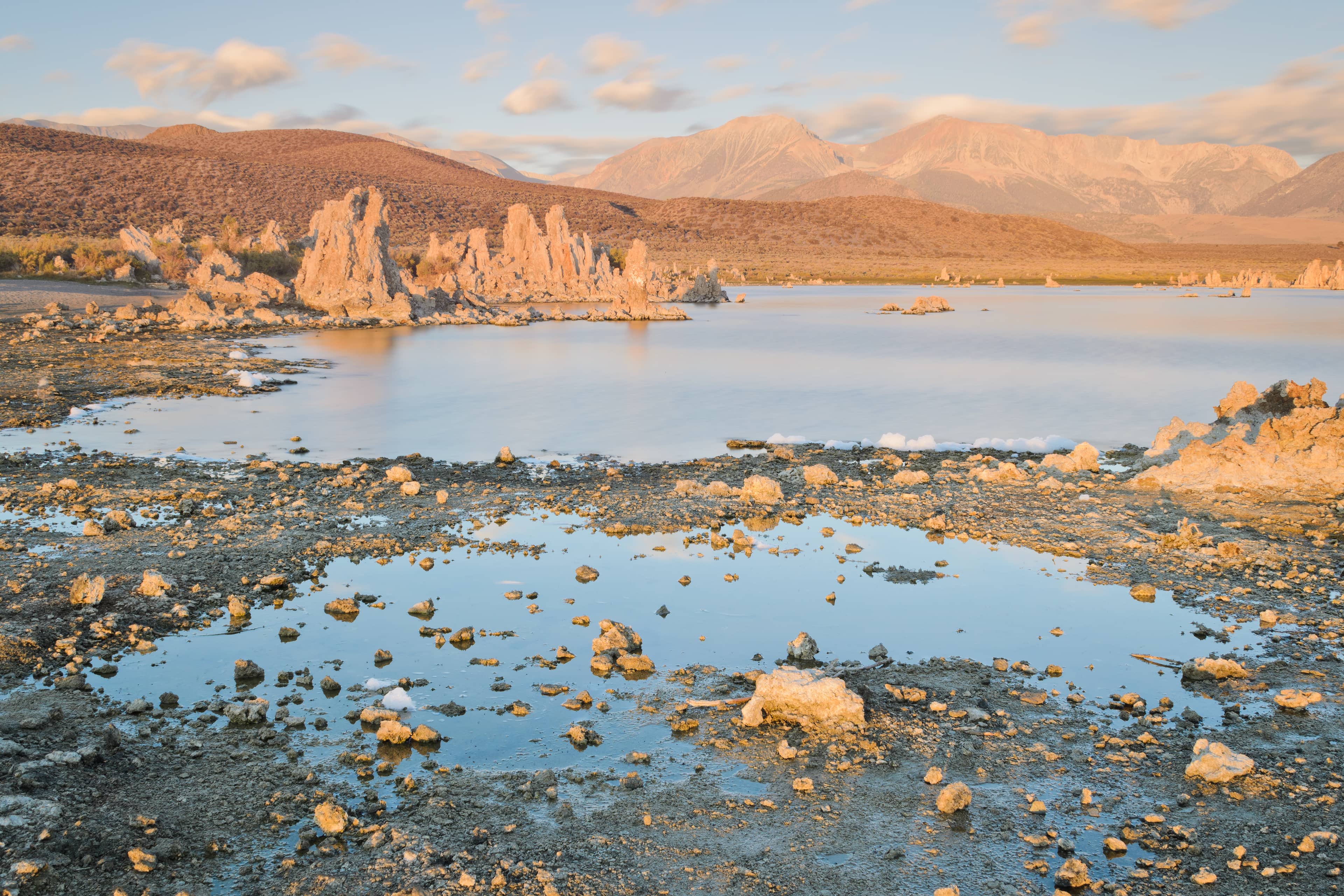 Torri di tufo emerse al South Tufa del Lago Mono, California, al tramonto