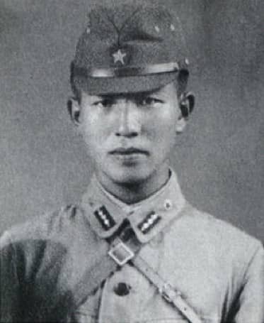 Ritratto da giovane di Hiroo Onoda in uniforme
