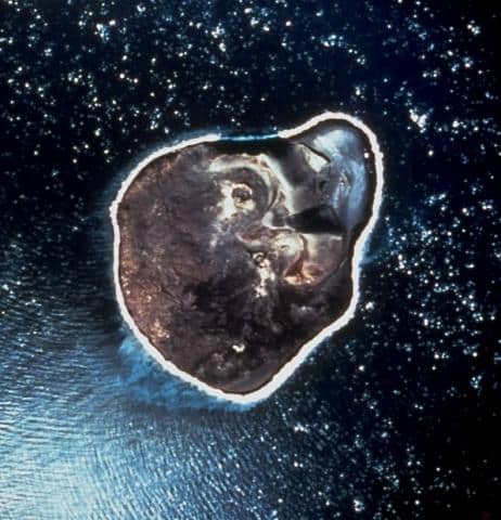 Veduta aerea dell'isola vulcanica di Surtsey, al largo della costa meridionale dell'Islanda, circondata dall'oceano.