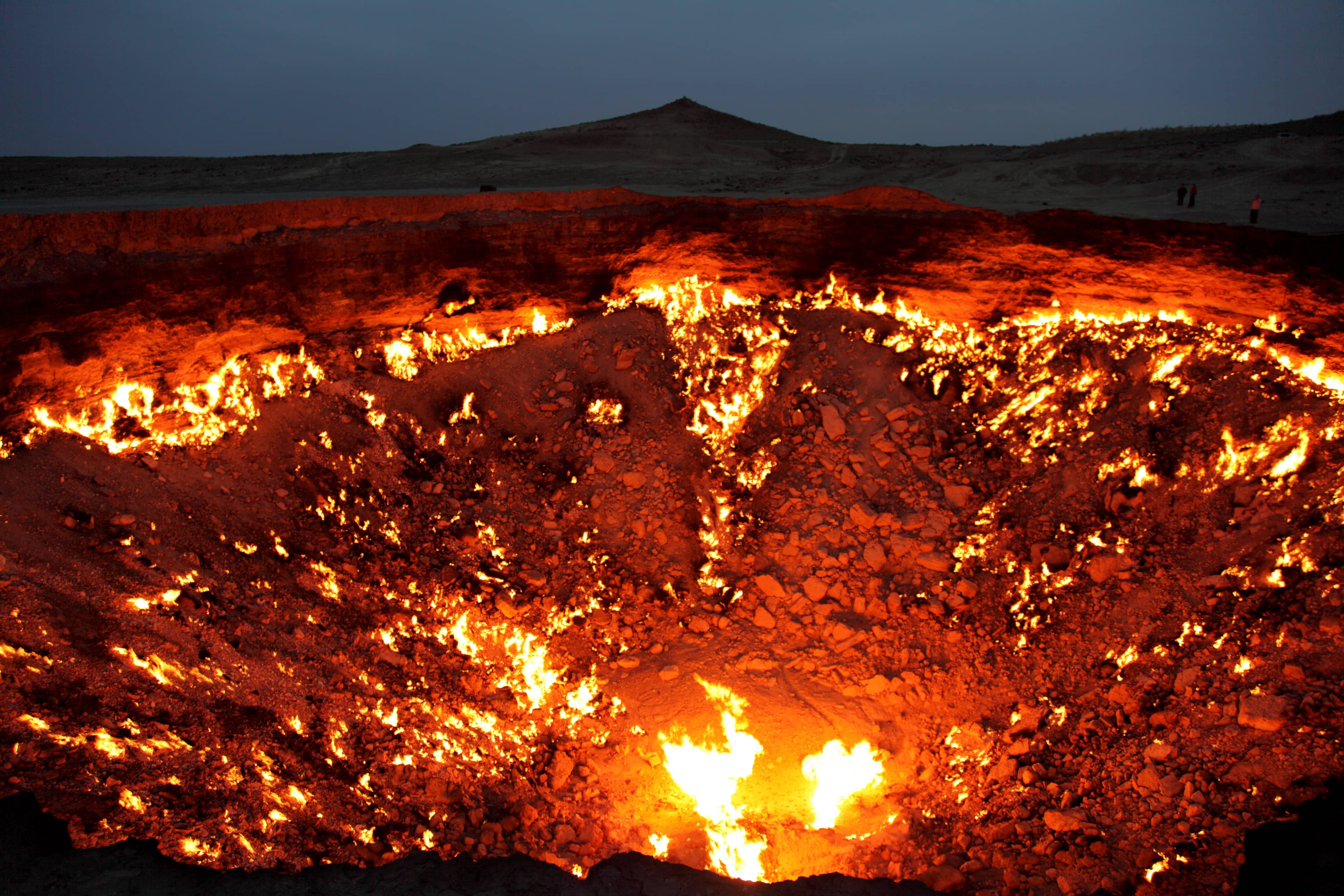 Il cratere di Darvaza in fiamme nel deserto del Karakum, Turkmenistan