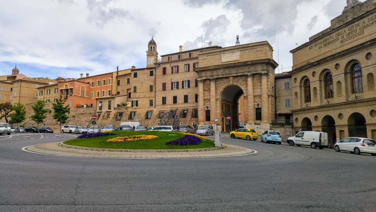 Facciata neoclassica dello Sferisterio di Macerata con il colonnato ionico