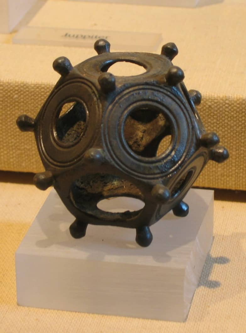 Dodecaedro romano in bronzo con dodici facce pentagonali forate e piccoli pomelli sui vertici