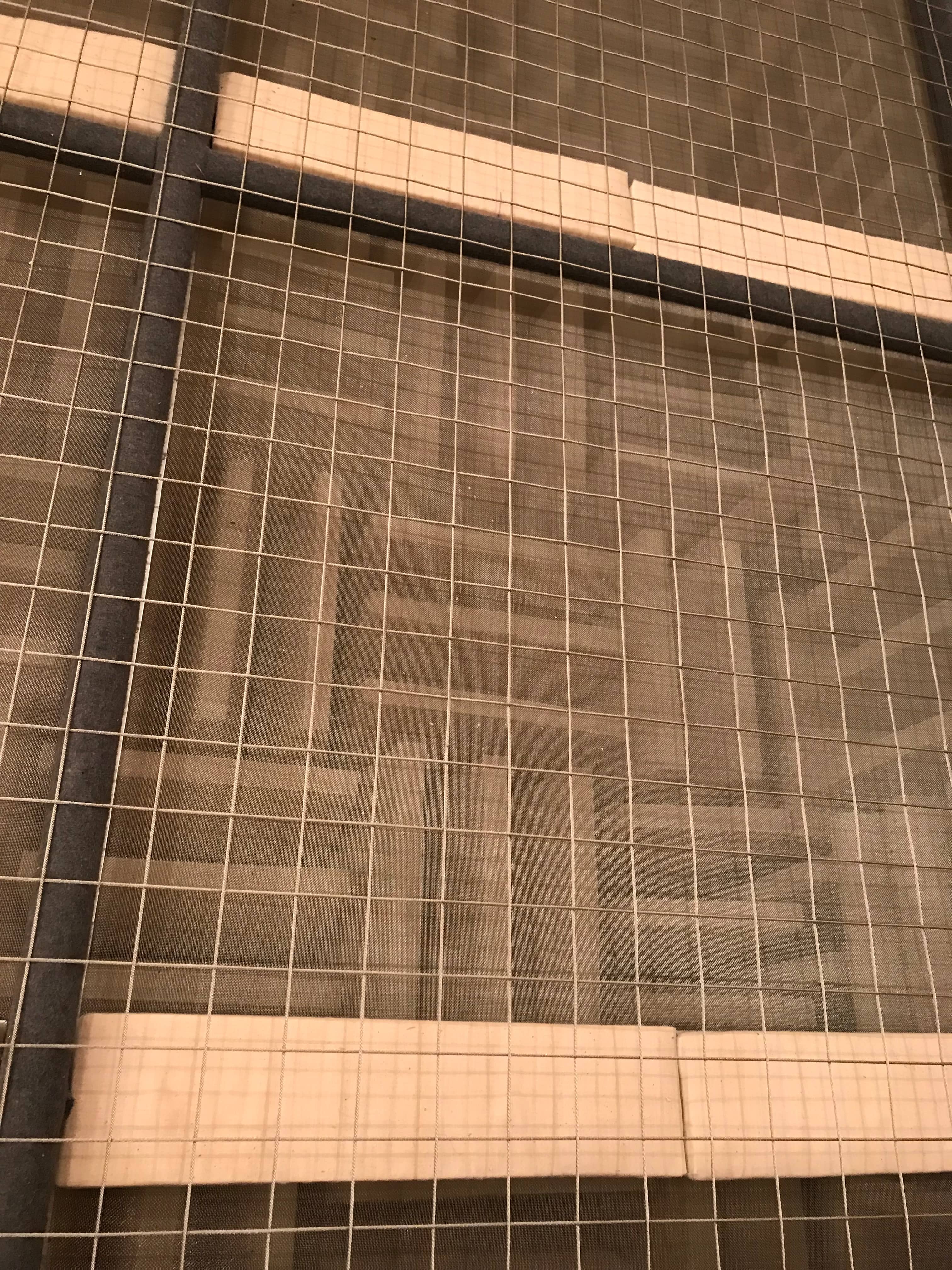Interno di una camera anecoica con cunei fonoassorbenti a piramide