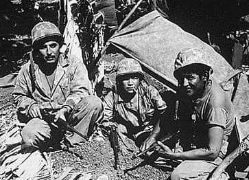 Due marines navajo operano una radio da campo durante la Seconda guerra mondiale