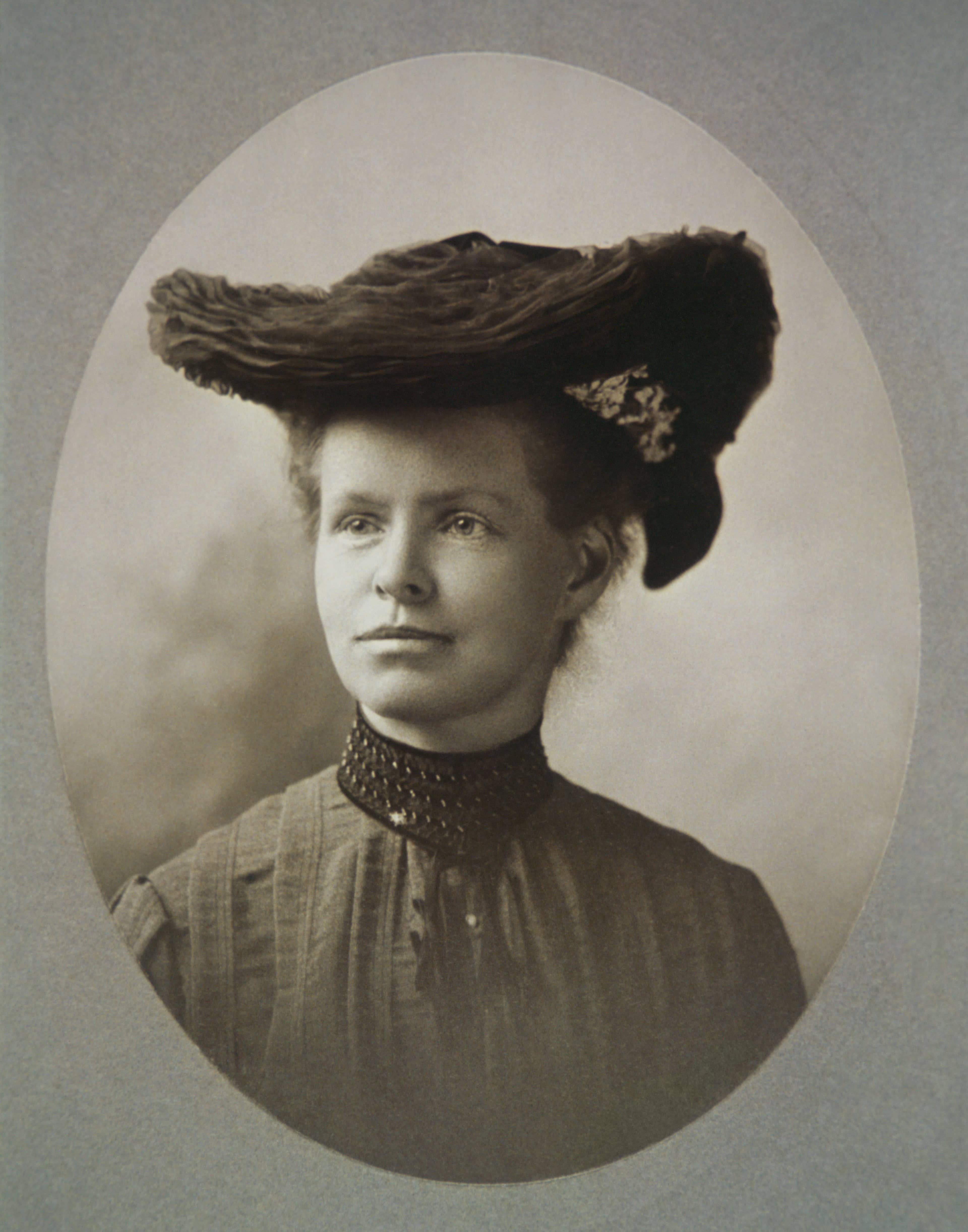 Ritratto fotografico di Nettie Maria Stevens, la biologa che scoprì il cromosoma Y nel 1905