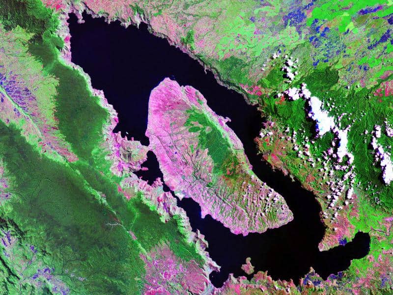 Vista satellitare NASA Landsat del Lago Toba in Sumatra, all'interno della caldera supervulcanica