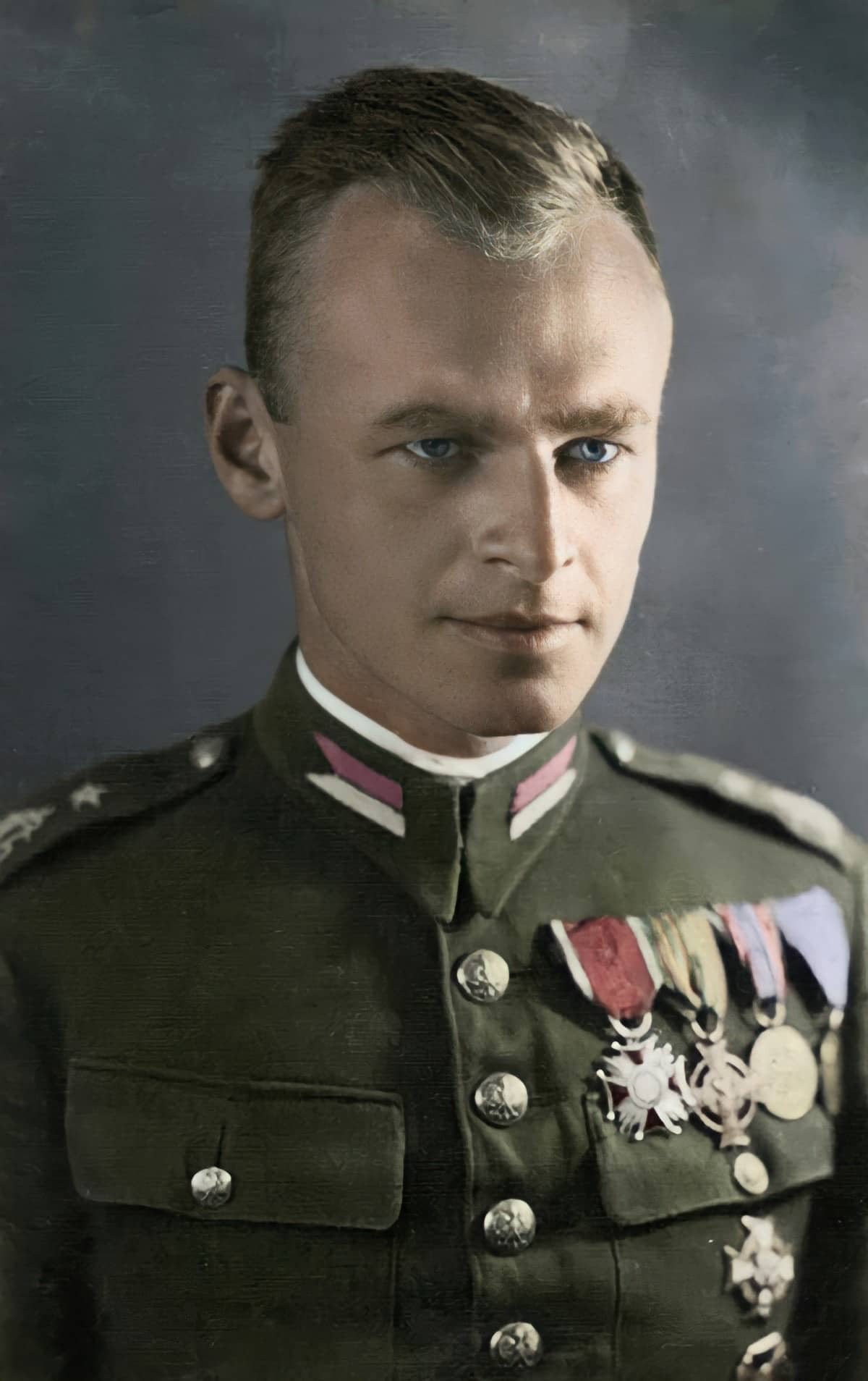 Ritratto a colori di Witold Pilecki in uniforme