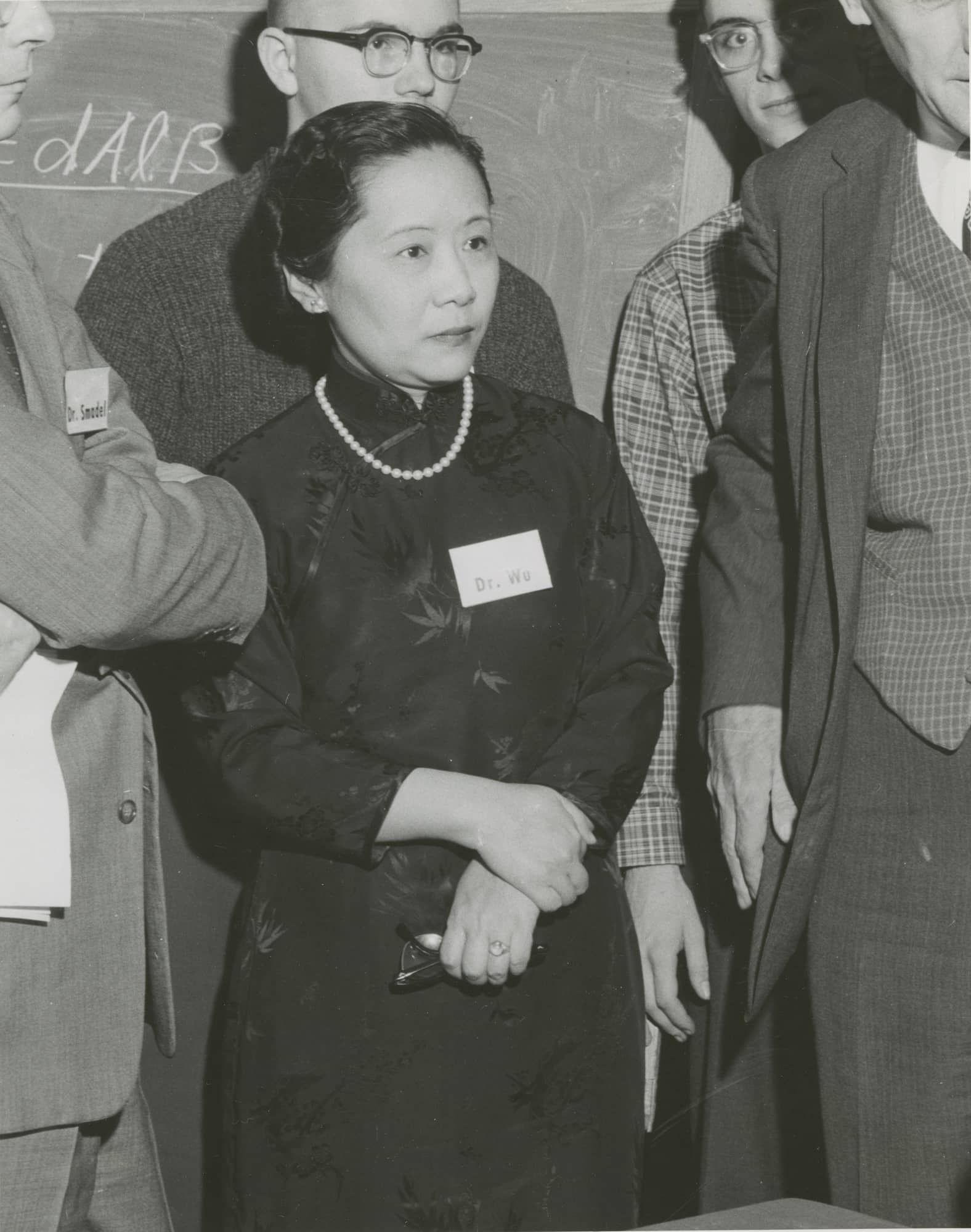 Ritratto della fisica Chien-Shiung Wu nel 1958, anno successivo all'esperimento sulla violazione della parità