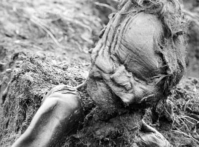 Il corpo dell'Uomo di Grauballe al momento della scoperta nella torba