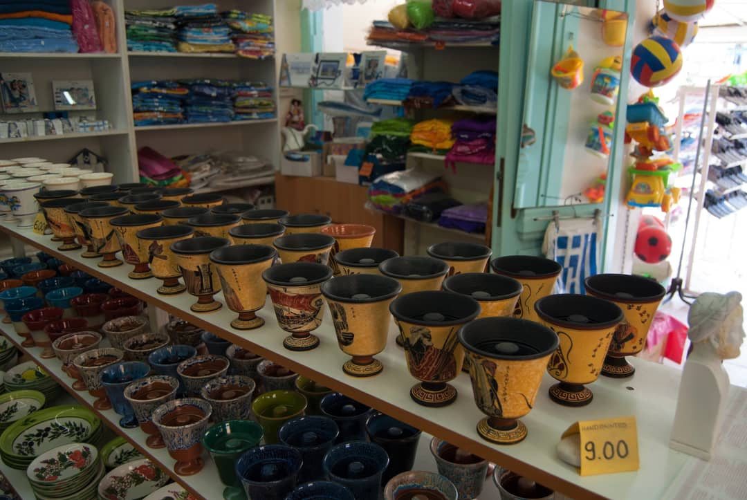 Coppe di Pitagora in ceramica decorata esposte in vendita come souvenir