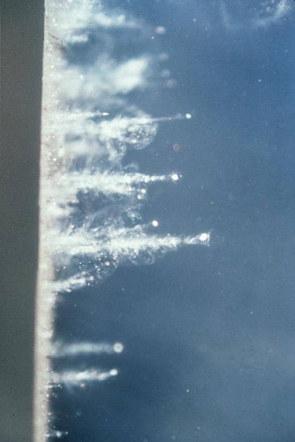 Tracce a forma di carota lasciate da particelle ad alta velocita all'interno di un blocco di aerogel, in un esperimento NASA