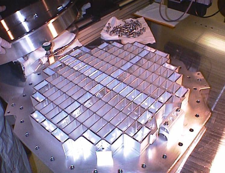Collettore di polvere a forma di racchetta riempito con celle di aerogel, strumento della sonda NASA Stardust