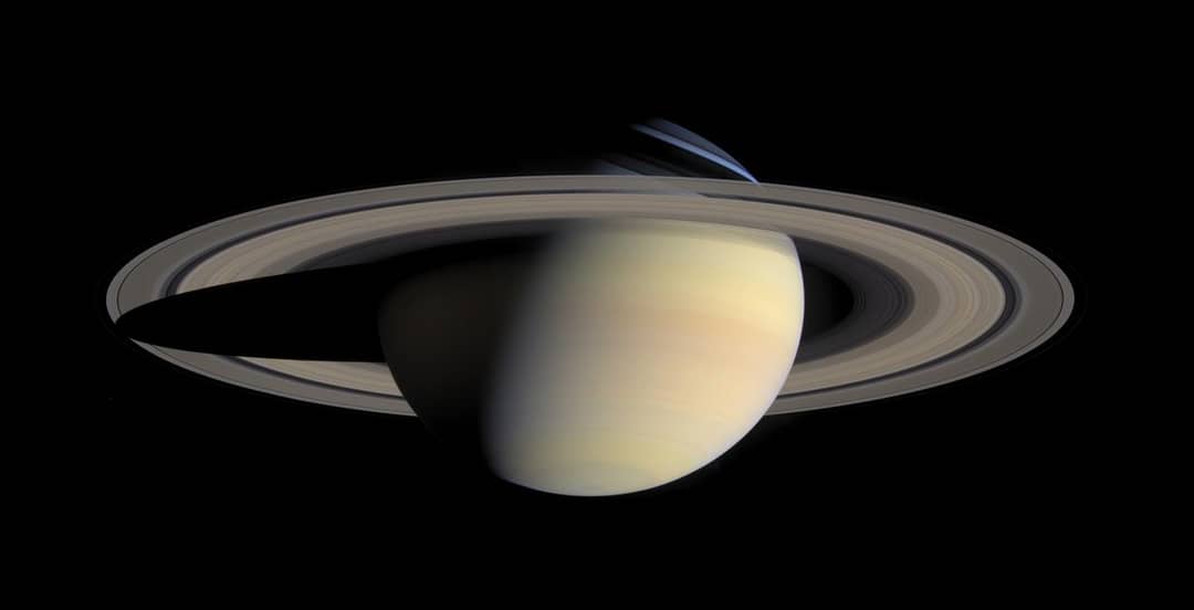 Ritratto a mosaico di Saturno con i suoi anelli ripresi dalla sonda Cassini