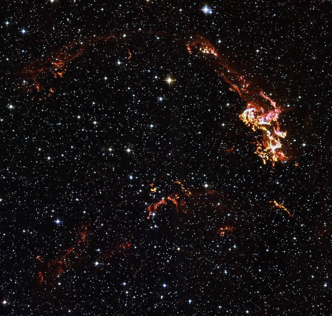 Resto di supernova osservato nello spazio, con filamenti luminosi di gas