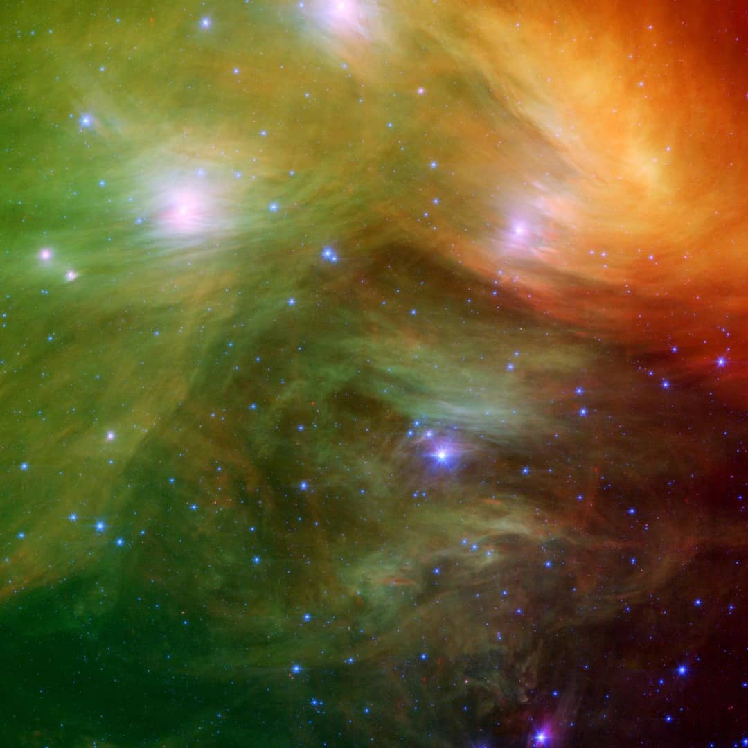 L'ammasso stellare delle Pleiadi, le Sette Sorelle, ripreso nell'infrarosso dal telescopio Spitzer della NASA