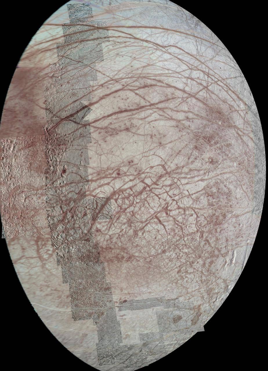 Vista globale della superficie ghiacciata e fratturata di Europa, luna di Giove
