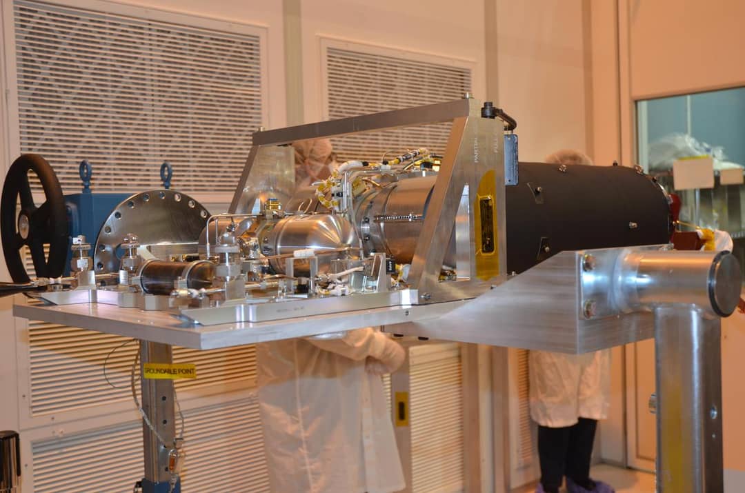 Il telescopio spaziale James Webb con i suoi specchi esagonali dorati