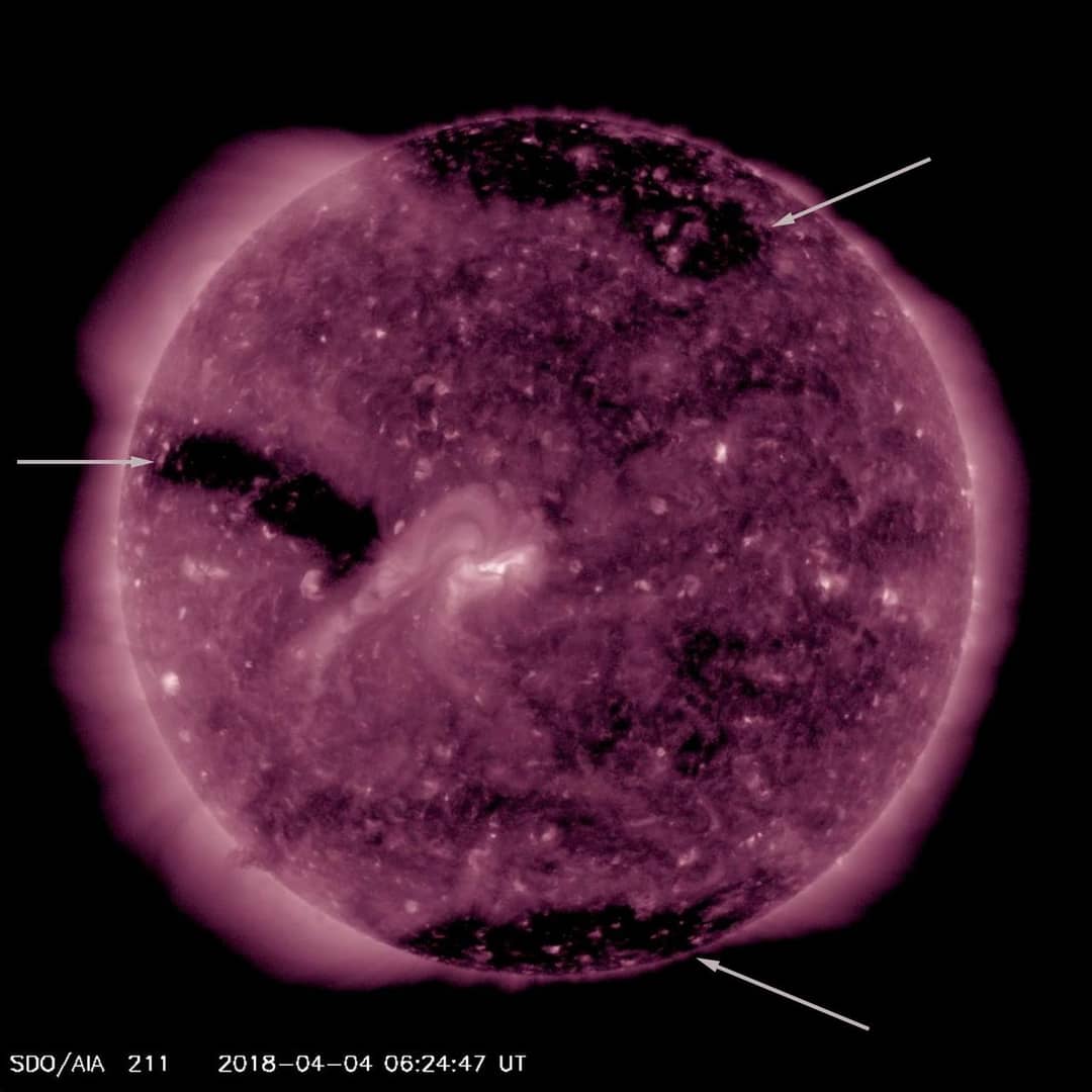 Tre fori coronali sulla superficie del Sole visti in ultravioletto