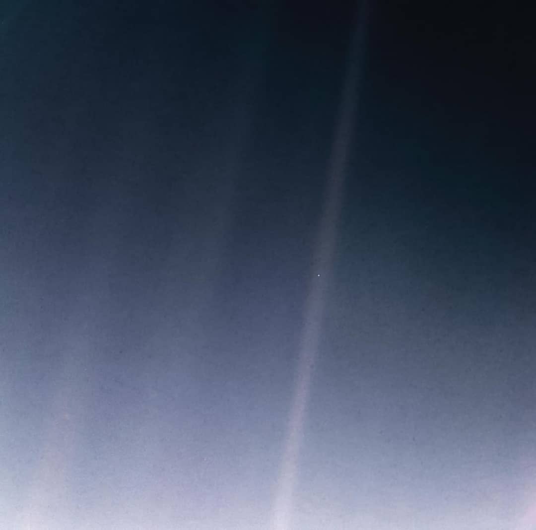 La versione rielaborata della fotografia Pale Blue Dot, con la Terra come minuscolo punto luminoso dentro una banda di luce solare