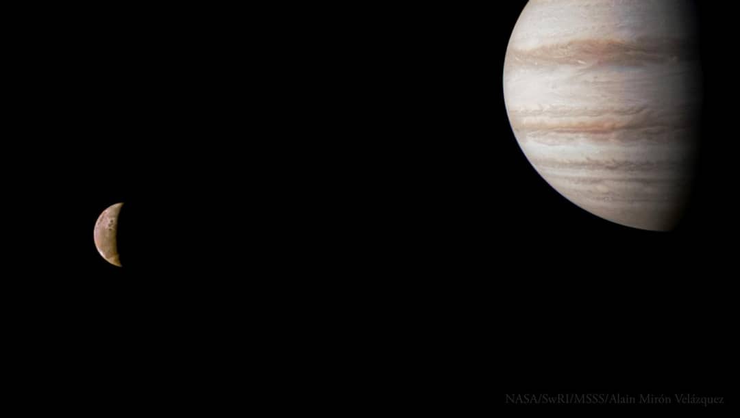 Giove e una delle sue lune fotografati dalla sonda Juno