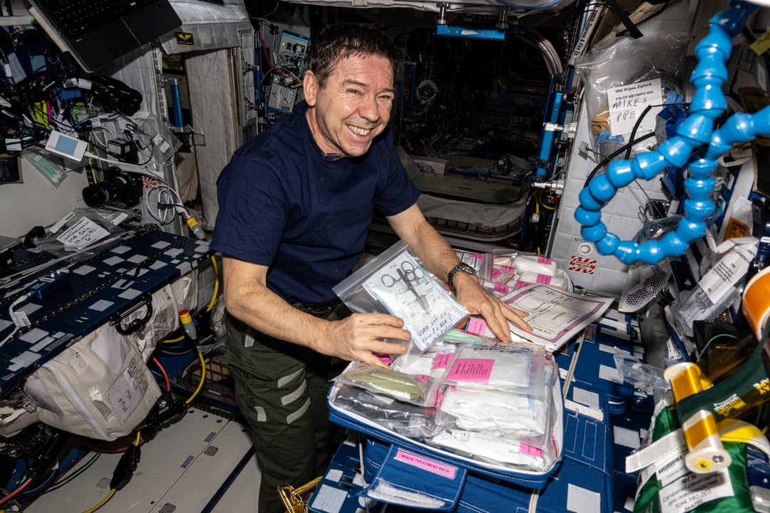 Astronauta a bordo della Stazione Spaziale Internazionale in condizioni di microgravita