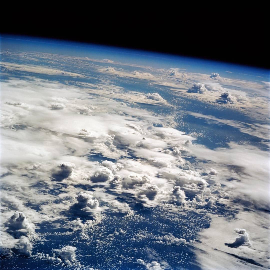 L'oceano Pacifico fotografato dallo spazio durante la missione STS-64