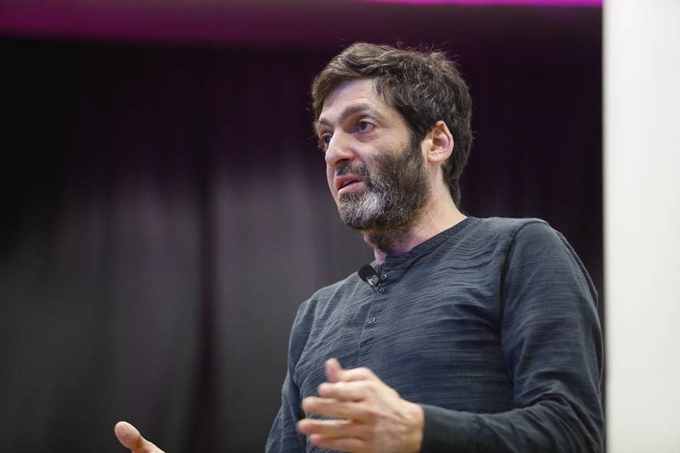 L'economista comportamentale Dan Ariely durante una conferenza