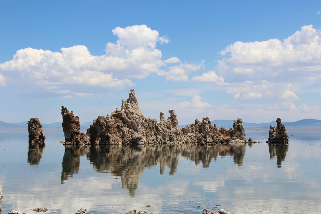 Una formazione di tufo emerge dall'acqua alcalina del Lago Mono
