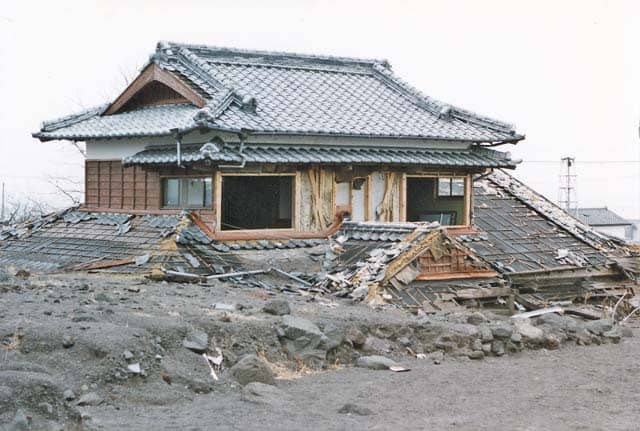 Resti devastati di abitazioni travolte dal flusso piroclastico del Monte Unzen nel 1991