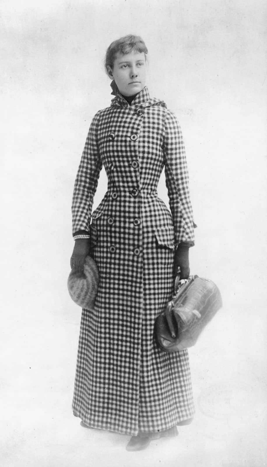Nellie Bly con il mantello da viaggio usato per il giro del mondo del 1889