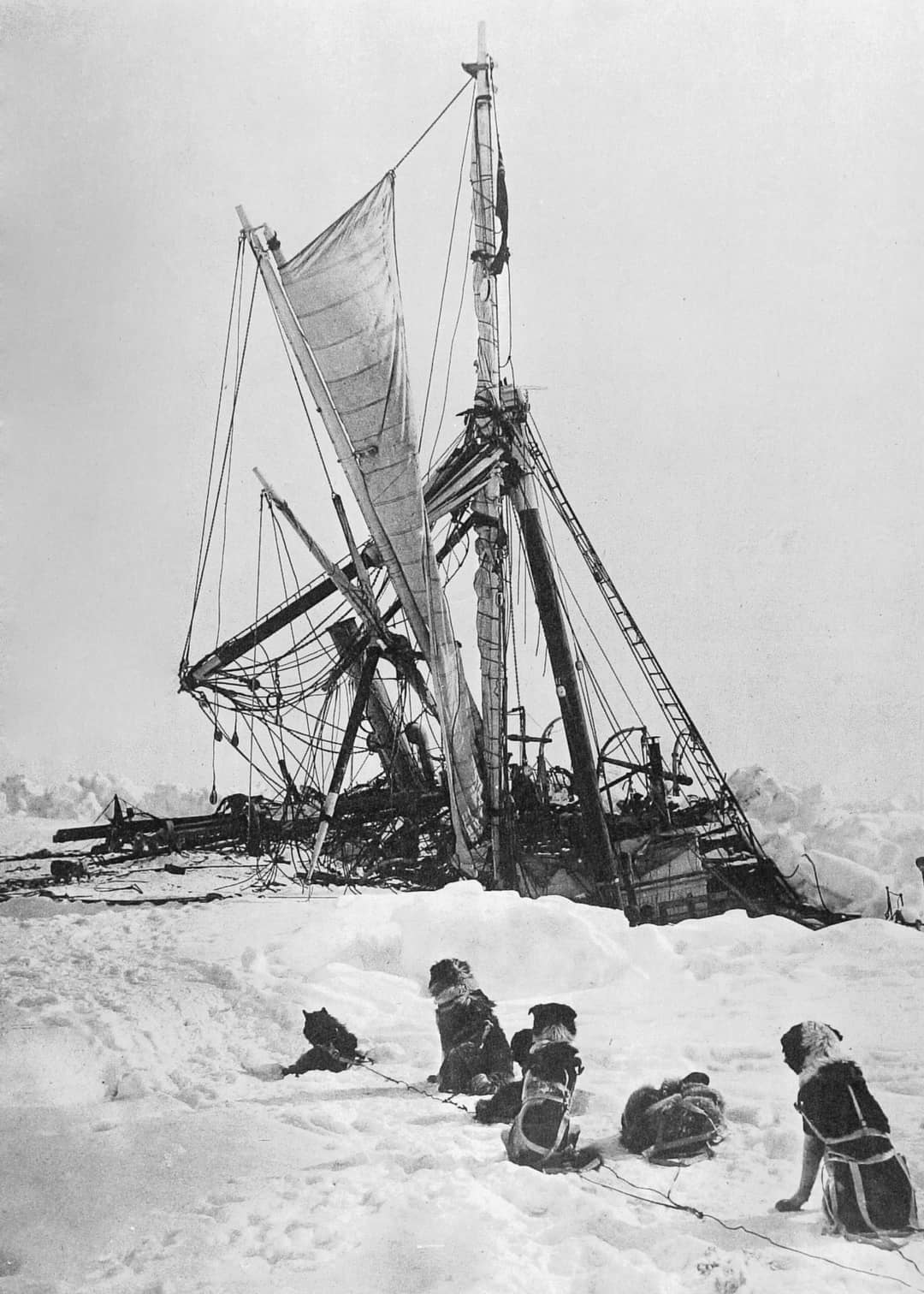 L'Endurance schiacciata dai ghiacci e prossima ad affondare nel Mare di Weddell