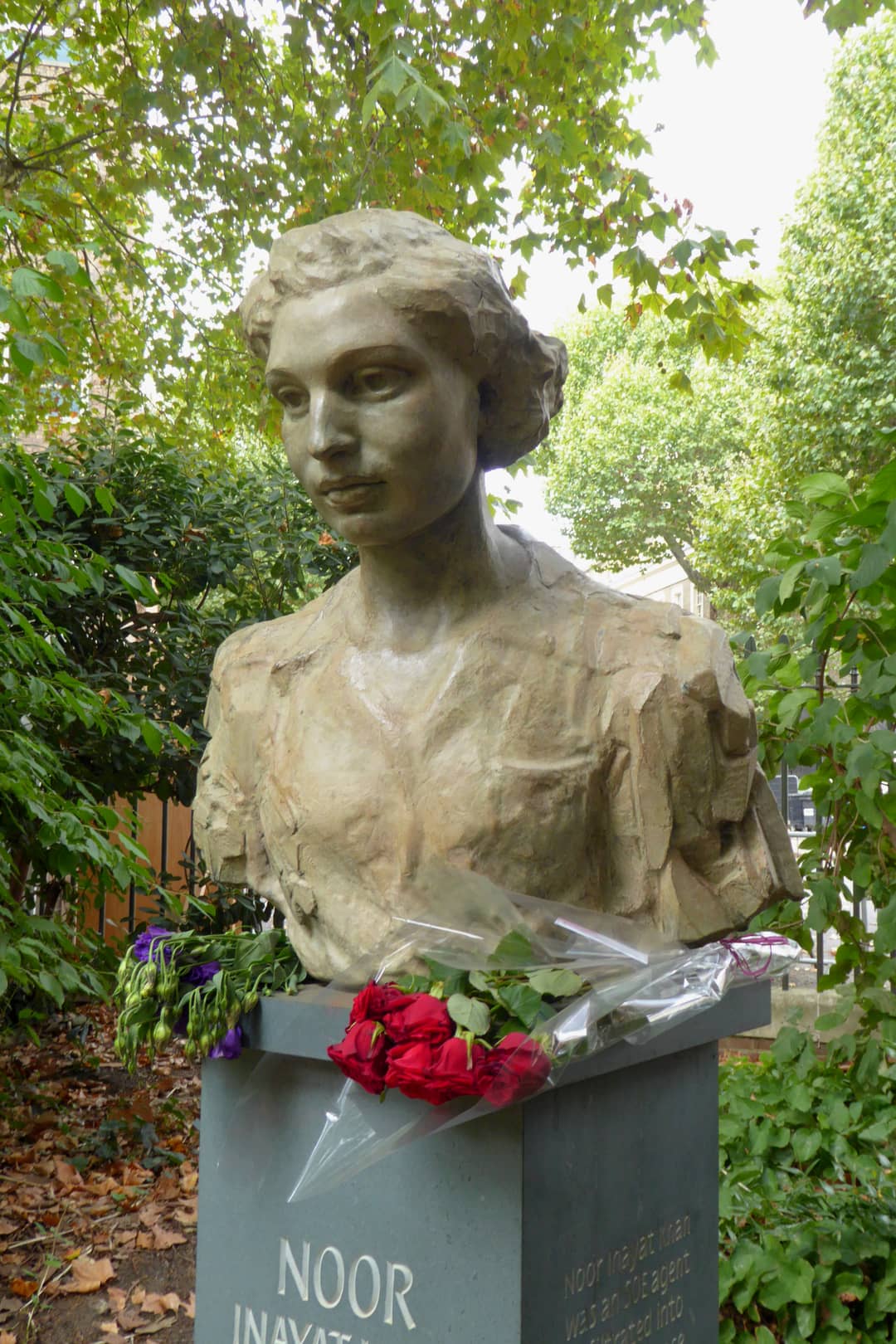 Busto in bronzo di Noor Inayat Khan a Gordon Square, Londra, ornato di fiori