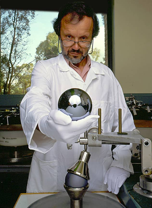 Sfera di silicio-28 lucidata usata nel progetto Avogadro per la ridefinizione del chilogrammo