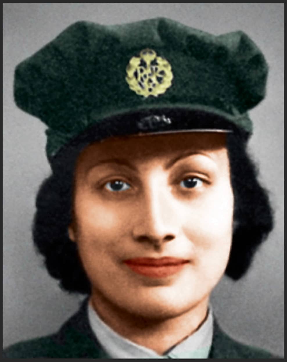 Ritratto di Noor Inayat Khan intorno al 1943, durante il periodo del suo servizio nel SOE