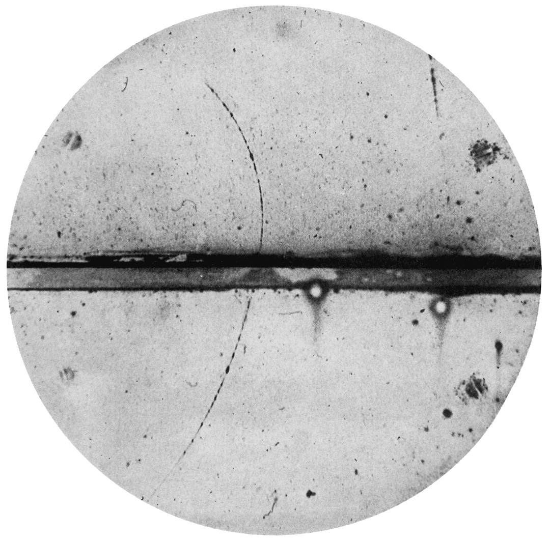 Fotografia storica della camera a nebbia con la traccia del primo positrone scoperto da Anderson nel 1932