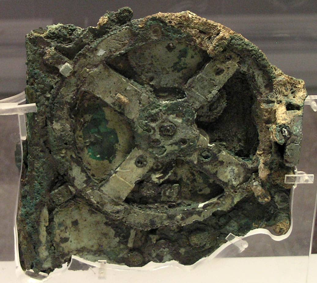 Il frammento principale originale in bronzo corroso del meccanismo di Anticitera