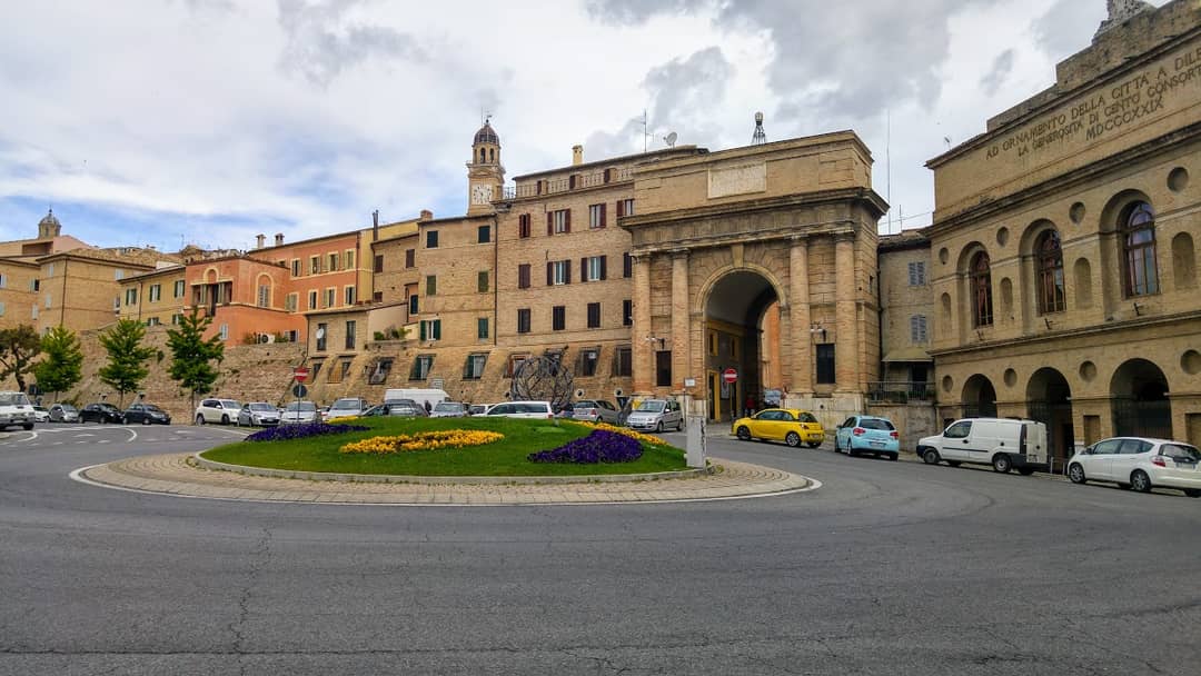 Esterno dello Sferisterio di Macerata, fronte neoclassica con colonnato ionico