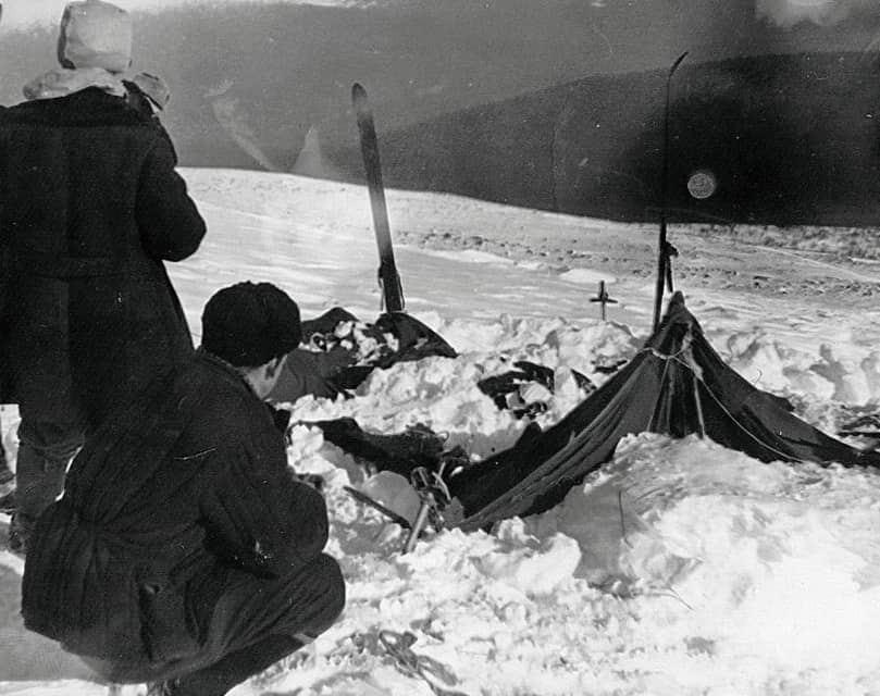 La tenda del gruppo Dyatlov fotografata dai soccorritori sovietici il 26 febbraio 1959